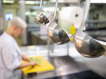 Auszubildende in Deutschland k&ouml;nnten ab 2020 einen Mindestlohn bekommen. Foto: Sebastian Gollnow/dpa