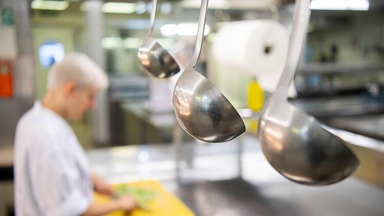 Auszubildende in Deutschland k&ouml;nnten ab 2020 einen Mindestlohn bekommen. Foto: Sebastian Gollnow/dpa