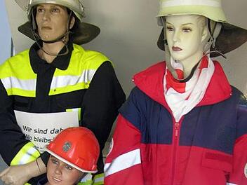 Im Foyer des Sonnefelder Depots wirbt eine bestens ausgerüstete Familie um freiwillige Helfer für die Feuerwehr. Foto: Klaus Oelzner