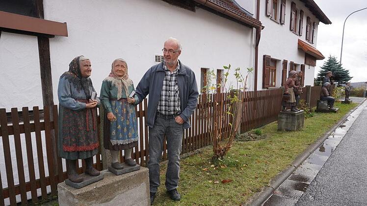 Die Stangenröther Frauen beim Kirchengang hat Herbert Holzheimer  aufwendig bemalt. Foto: Marion Eckert