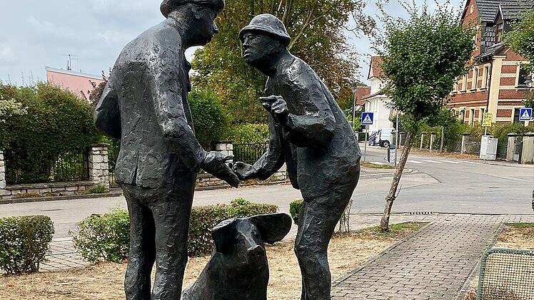 Muhrer Sauhändlerbrunnen: zwei Männer beim Feilschen um die Sau.