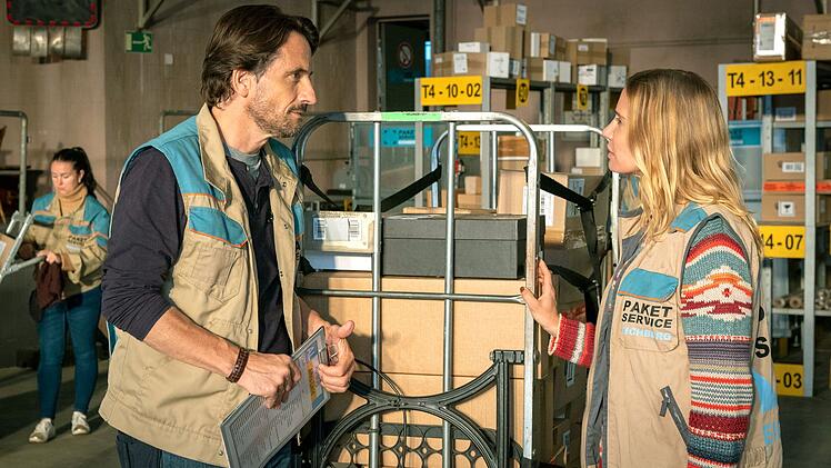 Kaum macht ihn ein Lotteriegewinn zum Millionär, da steht Paketbote Henry (Oliver Mommsen) ohne seine Ehefrau Ellen da. Nach 21 glücklichen Ehejahren lässt sie ihn für einen Jüngeren sitzen. Trost findet er bei seiner Kollegin Mona (Nadeshda Brennicke) und Hund Luba.