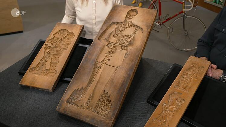 Auf Begeisterung stie&szlig;en auch die handgearbeiteten Spekulatius-Formen aus Holz mit den Motiven Knecht Ruprecht aus der Zeit zwischen den 1930er- und 60er-Jahren und Kaiser Wilhelm II. aus der Zeit zwischen 1888 und 1918. Gesamtwert: 200 Euro. Walter Lehnertz machte mit 300 Euro das beste Gebot.