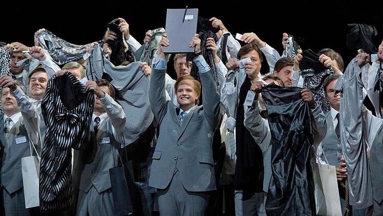 Der Tenor Benjamin Bruns (Mitte) in der Rolle des Steuermanns neben Chorsängern. Foto: Timm Schamberger, dapd
