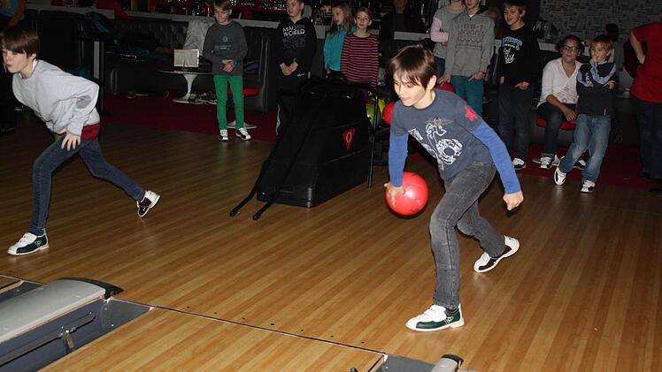 Beim Bowling hatten Christoph und die anderen Uehlfelder Sternsinger ihren Spaß.  Foto: Sonja Werner