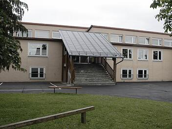 In dem vor 50 Jahren errichteten Schulhaus in Hüttenheim sind derzeit nur die Viertklässler untergebracht. Foto: G. Bauer