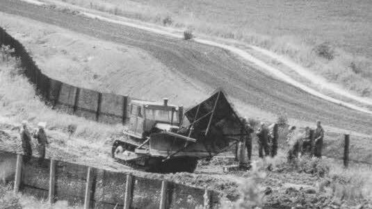 Nach der Grenzöffnung wurden die Minenfelder geräumt - Ende einer unmenschlichen Grenze.  Fotos: gsch/Archiv