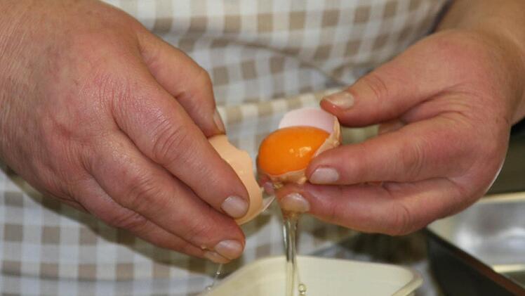 Eier trennen ist für die Frauen eine leichte Übung. Foto: Daniela Röllinger