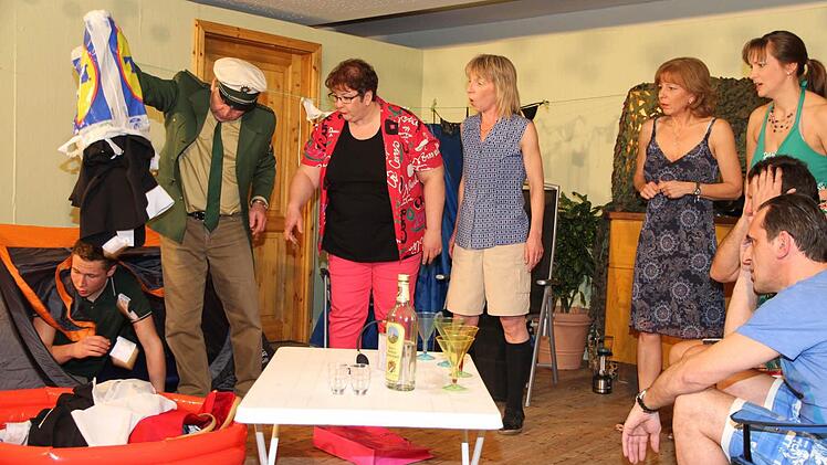 Lustig geht es zu, wenn die Theatergruppe der Hallerndorfer Feuerwehr die Bühne erklimmt.  Foto: Erlwein