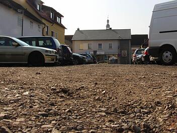 Der Schotterparkplatz an der Steinwegstraße wird ausgebaut. Am Vogelseck entstehen testweise zwei Stellplätze auf der Fahrbahn. Foto: Christian Bauriedel