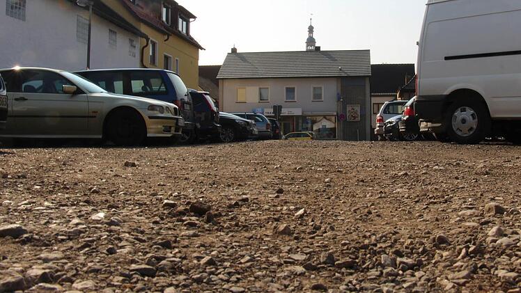 Der Schotterparkplatz an der Steinwegstraße wird ausgebaut. Am Vogelseck entstehen testweise zwei Stellplätze auf der Fahrbahn. Foto: Christian Bauriedel
