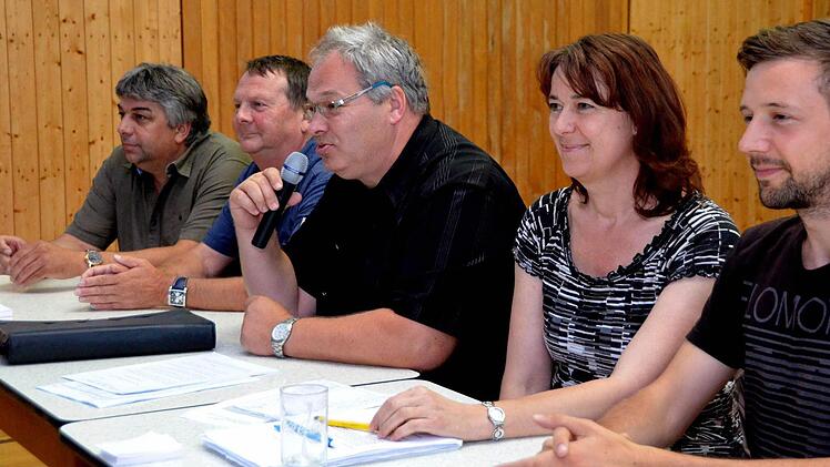 Das zum größten Teil neu gewählte Präsidium des TV Jahn Winkels (von links) Rainer Bocks, Peter Lanzendörfer, Präsident Joachim Bünner, Kerstin Hofmann und Markus Otto. Foto: Peter Rauch