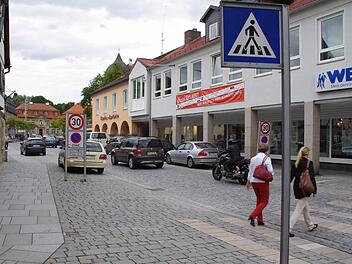 Wenn die Arbeiten in der Kulmbacher Straße fertig sind, beginnt die Sanierung der Schwedenstraße am Marienplatz. Dort wird etwa im Bereich zwischen den beiden Fußgängerüberwegen an der Weka (vorne) und der Hypo-Vereinsbank (im Hintergrund) die Straße grundlegend in Stand gesetzt. Fotos: Marco Meißner