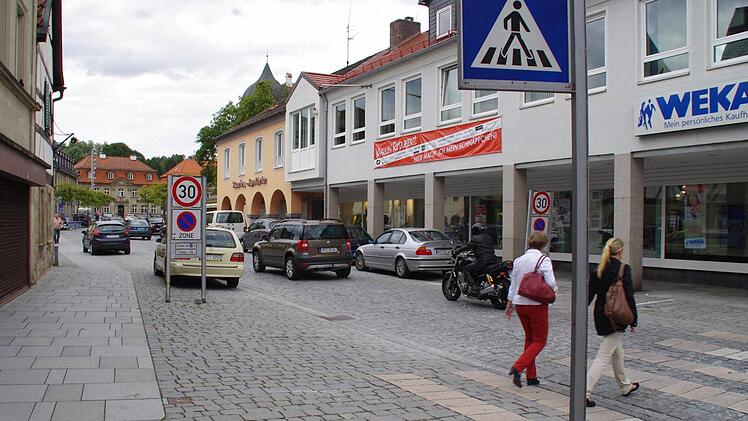 Wenn die Arbeiten in der Kulmbacher Straße fertig sind, beginnt die Sanierung der Schwedenstraße am Marienplatz. Dort wird etwa im Bereich zwischen den beiden Fußgängerüberwegen an der Weka (vorne) und der Hypo-Vereinsbank (im Hintergrund) die Straße grundlegend in Stand gesetzt. Fotos: Marco Meißner