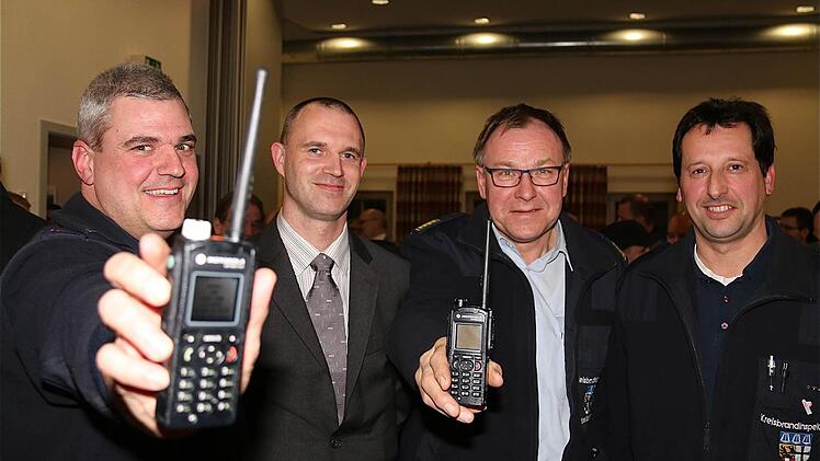 Michael Wolf, Denny Heinsmann, Benno Metz und Oliver Lukaschewitsch zeigen die neuen Digitalfunkgeräte.  Foto: Gerd Schaar
