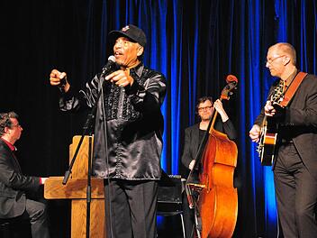 Es war ein Abend für die Seele, als der Soulsänger Ron Williams und das Jörg-Seidel-Swing-Trio mit Jörg Seidel (Gitarre), Joe Dinkelbach (Klavier) und Gerold Donker (Bass) beim Kulturamt Haßfurt in der Rathaushalle auftraten. Foto: Ulrike Langer