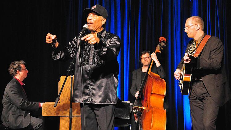 Es war ein Abend für die Seele, als der Soulsänger Ron Williams und das Jörg-Seidel-Swing-Trio mit Jörg Seidel (Gitarre), Joe Dinkelbach (Klavier) und Gerold Donker (Bass) beim Kulturamt Haßfurt in der Rathaushalle auftraten. Foto: Ulrike Langer