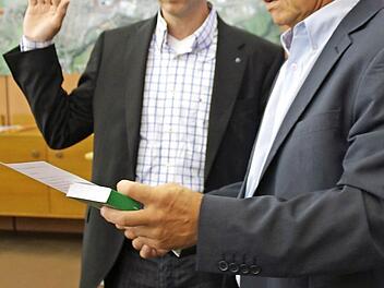 Bürgermeister Wolfgang Beiergrößlein (r.) vereidigte Jens Schick. Foto: Marco Meißner
