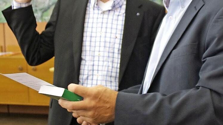 Bürgermeister Wolfgang Beiergrößlein (r.) vereidigte Jens Schick. Foto: Marco Meißner