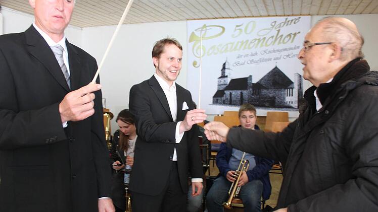 Klaus Schneider (rechts) übergibt den Taktstock an Heinz Fischer (links) und Florian Schuster. Foto: Markus Häggberg