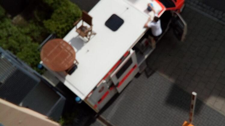 Dank Tisch und Stuhl vom Nachbarn schafften es die Malteser, der Person auf dem Balkon schnell zu helfen. Foto: privat