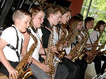 Mit dem Soundtrack des Musicals "Highschool" sowie dem Klassiker "Y.M.C.A." machten die Junior- sowie die Bigband Stimmung.  Fotos: rn