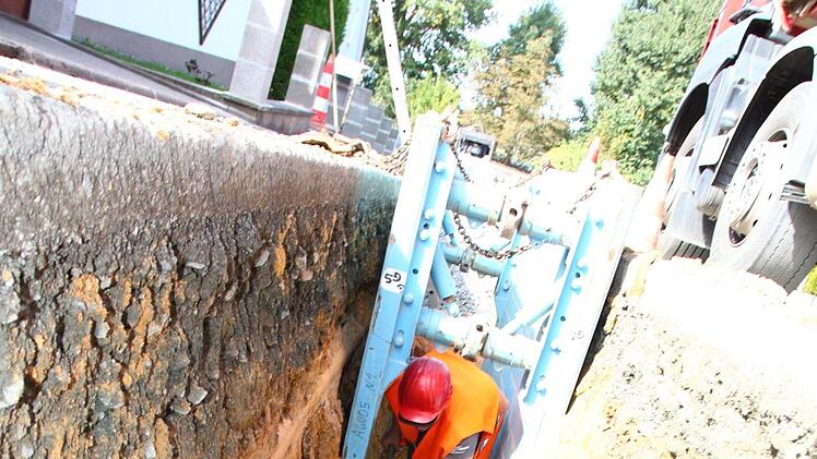 In der Weberstraße in Hornschuchshausen sind derzeit die Arbeiter der Firma ASK dabei, die Wasserleitung zu erneuern. Foto: Jürgen Gärtner