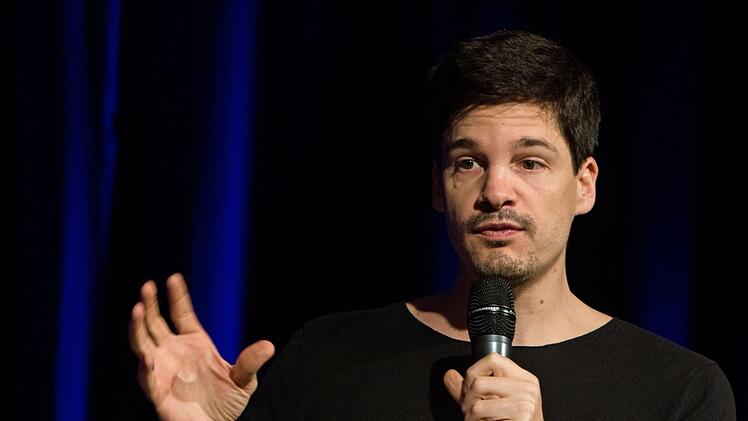 Erheiternder Blick in den Spiegel: Alain Frei gastierte erstmals in Coburg.Foto: Jochen Berger