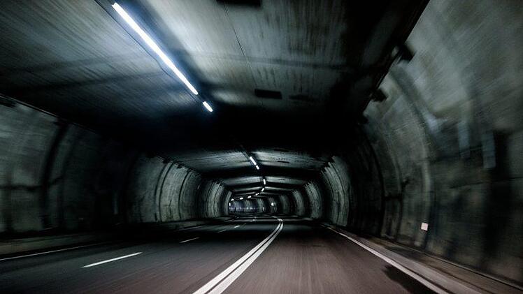 Vor einem Autobahntunnel war f&uuml;r eine Autofahrerin am Donnerstagnachmittag Endstation. Der Grund: Sie hatte Angst durch den Tunnel zu fahren. Symbolfoto: pixabay.com/pexels