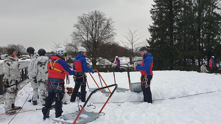Gemeinsam mit einer Gruppe von Gebirgsjägern haben Helfer der Bergwachtbereitschaft Kulmbach-Obermain das Dach einer Schule vom Schnee befreit. Foto: Bergwacht
