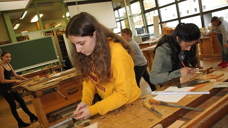 In der Schreinerwerkstatt sägten  und hämmerten die jungen Leute mit Feuereifer. Foto: Stephan Stöckel