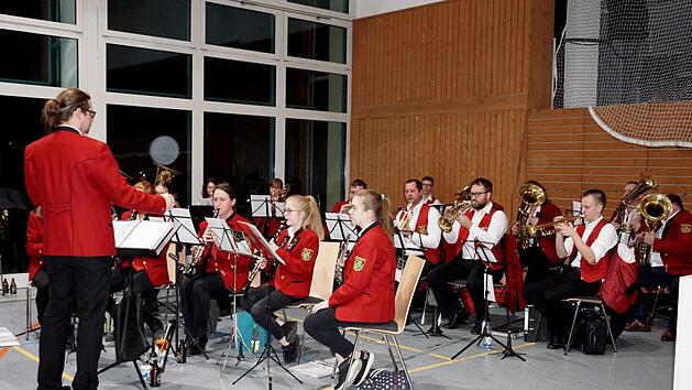 Die Feuerwehrjugendkapelle unter der Leitung von Matthias Uri sorgte f&uuml;r Wohlf&uuml;hlatmosph&auml;re.    Foto: Richard S&auml;nger