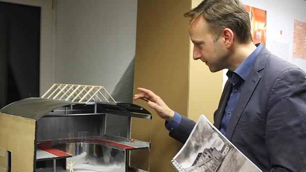 B&uuml;rgermeister Robert Bosch vor dem Modell einer Sport- und Fitnessst&auml;tteSonny Adam