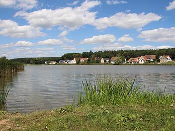 An den Weihern um den Höchstadter Ortsteil Kieferndorf wurden schon die ersten Spuren des Fischotters   entdeckt.  Foto: Andreas Dorsch