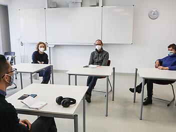 Die Lehrerinnen und Lehrer seien heutzutage zu sehr mit Verwaltungsarbeiten und dem digitalen Aufwand belastet: Kleinere Klassen, mehr Unterstützung und bessere Konzepte wünschen sich die drei Lehrkräfte des Ehrenbürg-Gymnasiums.  Foto: Barbara Herbst