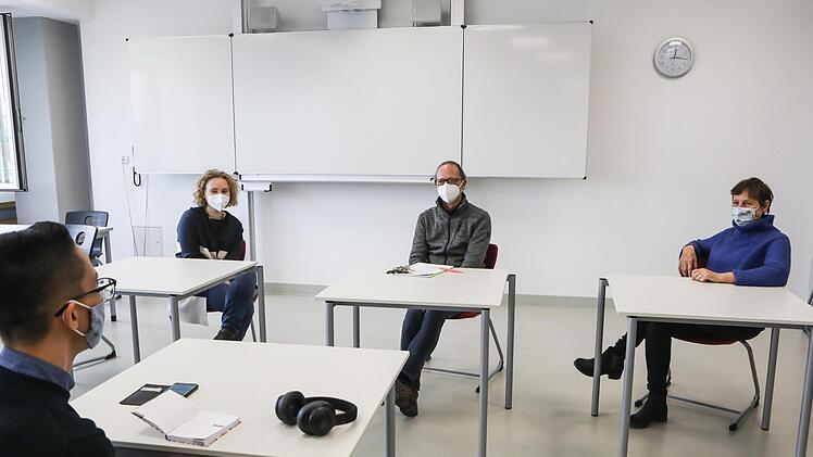 Die Lehrerinnen und Lehrer seien heutzutage zu sehr mit Verwaltungsarbeiten und dem digitalen Aufwand belastet: Kleinere Klassen, mehr Unterstützung und bessere Konzepte wünschen sich die drei Lehrkräfte des Ehrenbürg-Gymnasiums.  Foto: Barbara Herbst