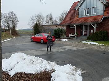 Bürgermeisterin Judith Dekant steht an der Stelle, wo die Anbindung des zukünftig erweiterten Baugebietes an die  Staatsstraße 2281 erfolgen soll.