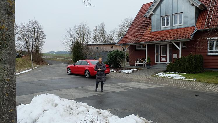 Bürgermeisterin Judith Dekant steht an der Stelle, wo die Anbindung des zukünftig erweiterten Baugebietes an die  Staatsstraße 2281 erfolgen soll.