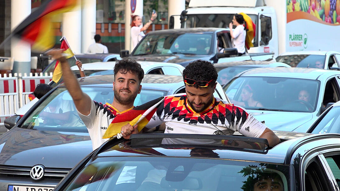 Deutschland steht im Achtelfinale und Nürnberger Fans feiern ausgelassen