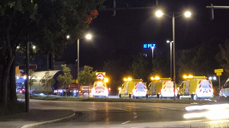 Ansbach: Schwertransport mit Turm blockiert bei Missgeschick Verkehr