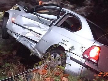 Auto kommt im Kreis Bayreuth von B303 ab und landet im Weißen Main