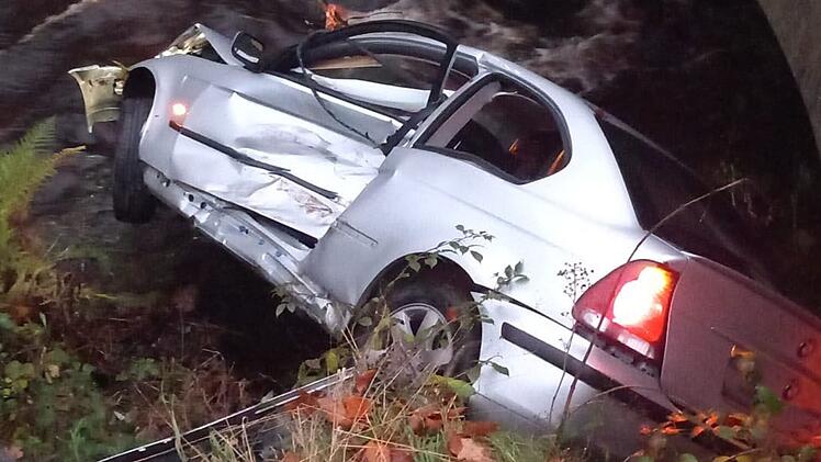 Auto kommt im Kreis Bayreuth von B303 ab und landet im Weißen Main