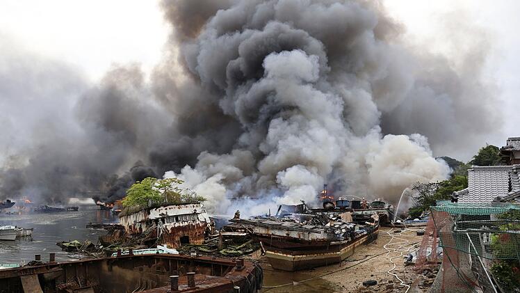 Gro&szlig;brand in einer Abwrackwerft in Japan