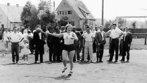 Schleuderball gehörte zu den Disziplinen der Leichtathleten. Maria Stahl zeigte hier den Männern, wie's geht. Foto: Archiv/privat