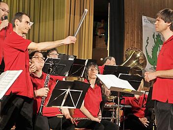 Die Vorsitzenden Stefan Wießner (von links) und Markus Hehn überreichten ihrem neuen Dirigenten Markus Greifensteiner (rechts) im Rahmen des Jahreskonzertes das Signum seines Amtes, einen neuen Dirigentenstab. Fotos: Thomas Dill