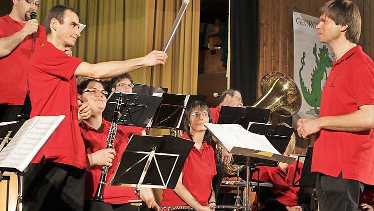 Die Vorsitzenden Stefan Wießner (von links) und Markus Hehn überreichten ihrem neuen Dirigenten Markus Greifensteiner (rechts) im Rahmen des Jahreskonzertes das Signum seines Amtes, einen neuen Dirigentenstab. Fotos: Thomas Dill