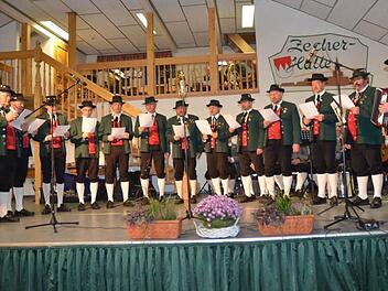Die Gesangsgruppe des Volkstrachtenvereins Zechgemeinschaft Neukenroth bei ihrem Auftritt am Jubiläumsabend Foto: Karl-Heinz Hofmann