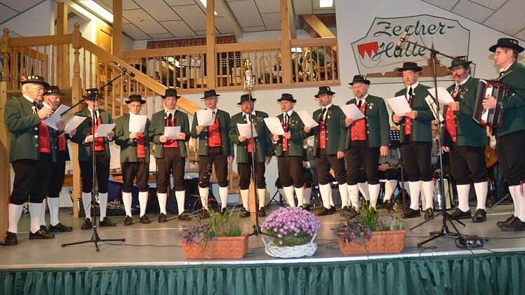 Die Gesangsgruppe des Volkstrachtenvereins Zechgemeinschaft Neukenroth bei ihrem Auftritt am Jubiläumsabend Foto: Karl-Heinz Hofmann