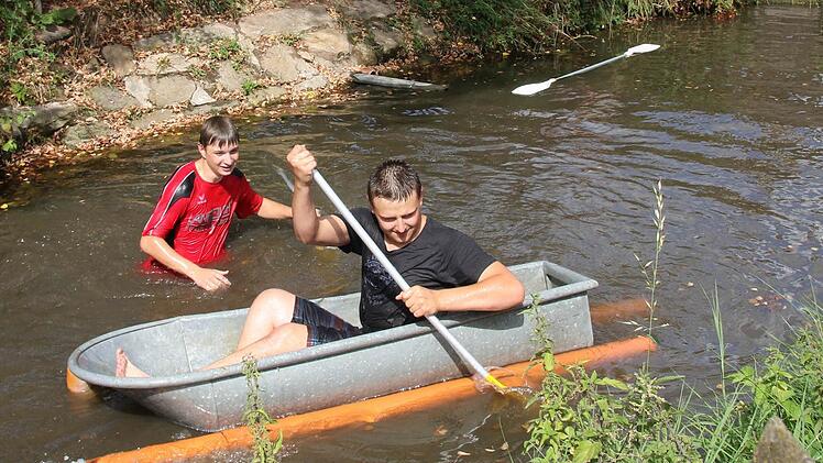 Der Trog trägt nur eine Person, stellte die beiden fest, so das Kai Scheppe weiter ruderte und Christoph Grell im Wasser die nötige Unterstützung gab.  Foto: Michael Stelzner