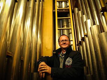 Georg Hagel vor "seiner" Orgel in der Basilika Vierzehnheiligen Foto: Manuel Stark